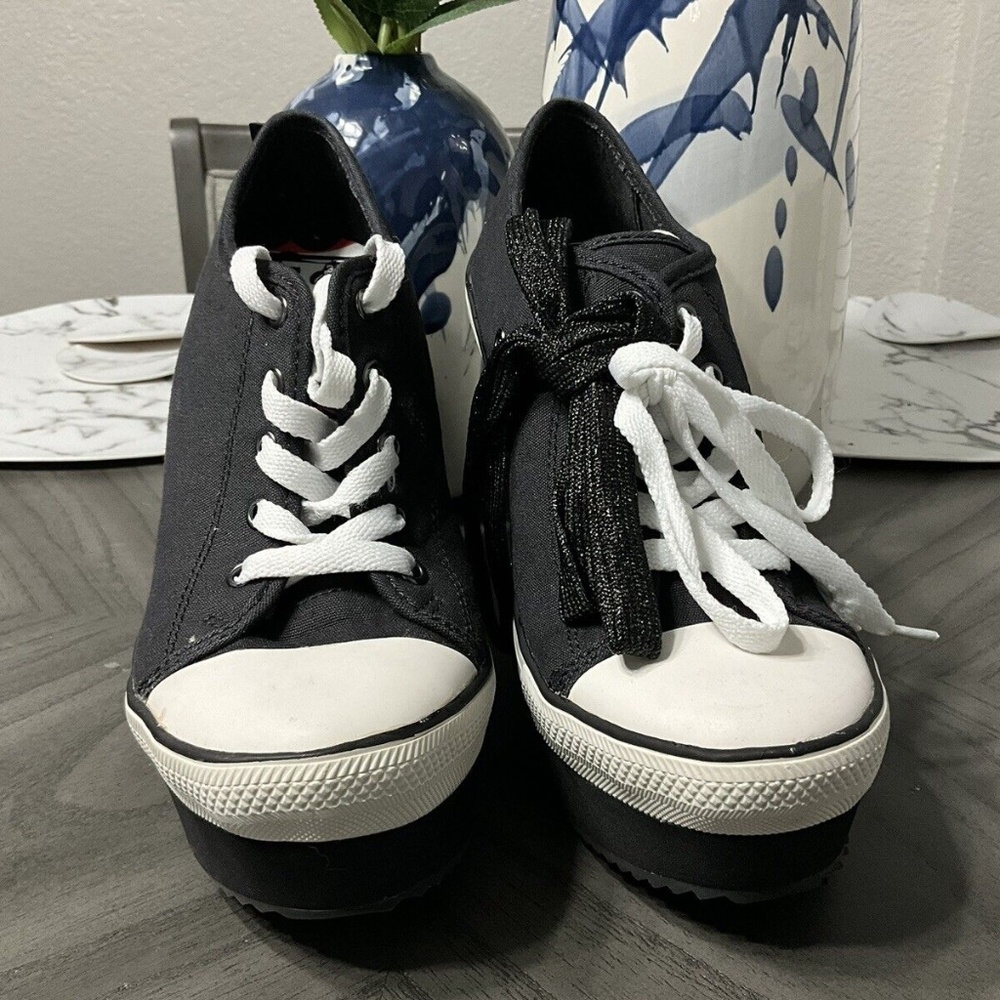 Women's Wedge Sandals Closed Toed Size 8 Black Rock Candy Brand Really Cute